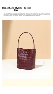 Vue détaillée du sac seau tressé à la main en cuir bordeaux foncé avec texture de sangle