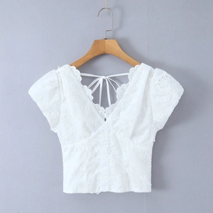 Detail der weißen hohlgeschnittenen Stickerei und des Kreuzband-Designs am Rücken