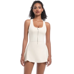 Détail de la robe de sport ivoire avec fermeture éclair frontale et jupe plissée