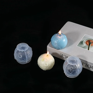 Stampi in silicone per candele luna e terra con crateri e dettagli di mappe continentali