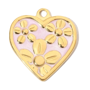 Dettaglio di un ciondolo a cuore dorato con smalto rosa, rilievo floreale e un anello in metallo