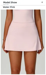 Détail de la jupe-short de sport rose clair avec taille haute et tissu respirant