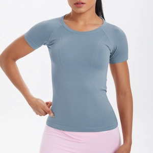 Dettaglio del top sportivo blu grigiastro senza cuciture con trame a maglia traspirante