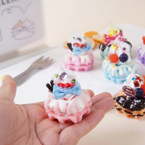 Llavero de mini gofre con decoraciones navideñas de crema y bayas de resina
