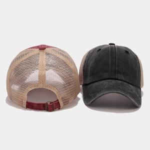 Vista profesional de la gorra trucker vintage de malla desde el frente y el reverso