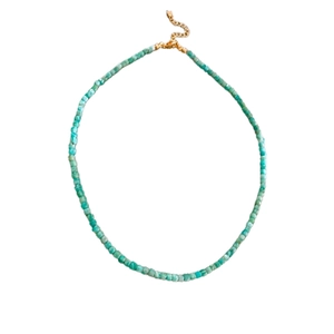 Collier minimaliste en perles géométriques vertes avec fermoir doré sur fond blanc
