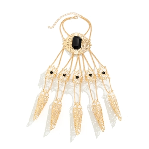 Bracciale ad anello gotico dorato con gemma nera e anelli per unghie in filigrana