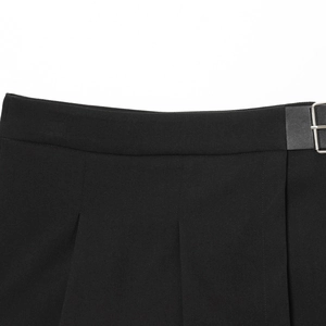 Mini-jupe noire avec boucle métallique latérale et détails de taille plissée