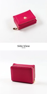 Dettaglio del portafoglio in pelle rosa con chiusura a fiore dorato e cerniera