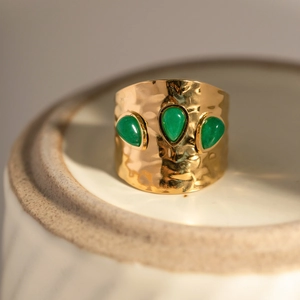 Bague large dorée avec texture martelée et trois pierres vertes en forme de poire