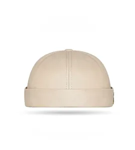 Detailansicht der khakifarbenen Docker Cap mit Twill-Stoff und gelbem Seitenetikett
