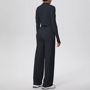 Vue arrière d'une veste courte à manches longues et d'un pantalon de yoga noir évasé