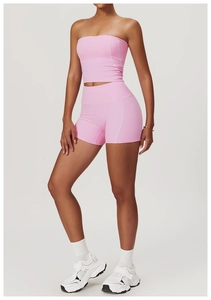 Détail du short de yoga rose à taille haute avec coutures latérales profilées et coupe ajustée