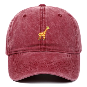 Detail einer weinroten Vintage-Baseballkappe mit detaillierter Giraffen-Stickerei