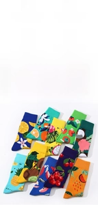 Détail de chaussettes en coton colorées à motifs de fruits, respirantes et douces