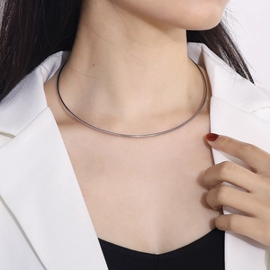 Girocollo minimalista in acciaio inossidabile argento indossato da una modella donna