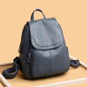 Mochila minimalista de cuero azul grisáceo con logo de canguro y correas ajustables