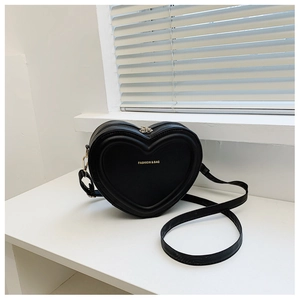 Dettaglio della borsa a tracolla nera a forma di cuore in PU con scritte dorate chic