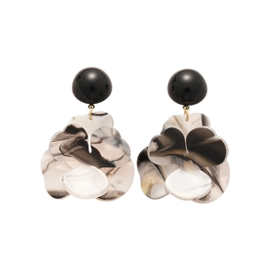 Boucles d'oreilles fleur en résine avec motif marbre noir et attaches dorées élégantes