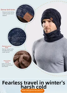 Detail von Winterstrickmütze und Schal-Set mit dickem braunem Kunstfellfutter für Wärme