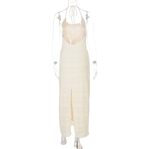 Vue détaillée du dos d'une robe longue beige dos nu à texture plissée avec fente arrière