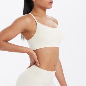 Détail du soutien-gorge de sport crème et legging taille haute à fines bretelles