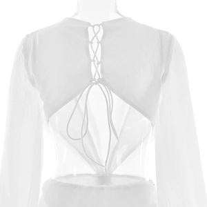 Detailansicht weißes rückenfreies Kleid mit eleganter Schnürung und modischem Rückenausschnitt