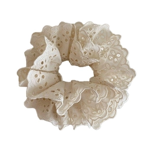 Chouchou en dentelle à volants blanc crème avec motif brodé floral vintage