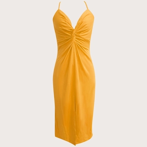 Détail d'une robe jaune avec décolleté en V noué et fines bretelles spaghetti élégantes