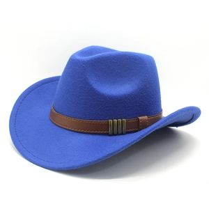Détail d'un chapeau en laine bleu roi avec ceinture en similicuir et boucle dorée