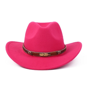 Détail du chapeau de cowboy en feutre rose avec ruban tressé et pendentif plume dorée