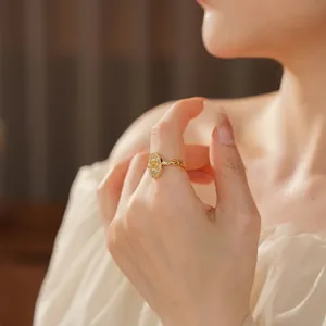 Bague iris vintage plaquée or avec relief ovale et anneau en chaîne portée à l'index