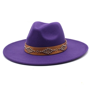 Dettaglio di fedora in lana viola con fascia in pelle marrone e borchie argentate