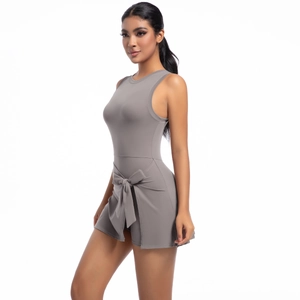 Dettaglio vestito da tennis grigio con scollo rotondo e fiocco in vita sportivo