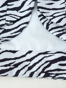 Detail van zebrapatroon twill stof met hoogwaardige witte voering en afgewerkte naad