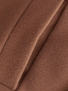 Gros plan sur le tissu d'un manteau en laine montrant les coutures et la texture