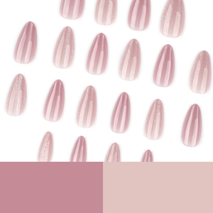 Nude Rosa Katzenauge Mandel-Press-on-Nägel-Set mit glänzendem Finish auf weißem Grund