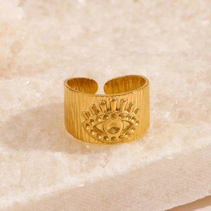 Bague large ouverte dorée avec motif œil maléfique en relief et rayures texturées