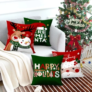 Lot de 4 housses de coussin de Noël avec imprimés Père Noël et renne sur canapé