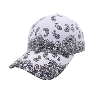 Detalle de gorra de béisbol blanca con estampado paisley negro y diseño de 6 paneles