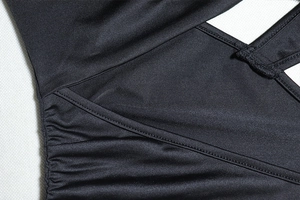 Dettaglio del tessuto elastico nero in poliestere con cuciture e consistenza liscia