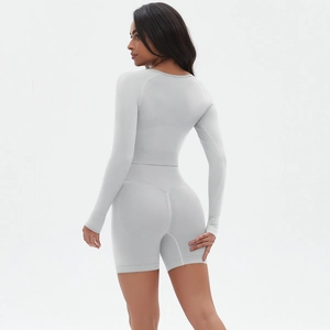 Nahaufnahme des hellgrauen nahtlosen Yoga-Sets mit Textur und elastischem Taillendetail