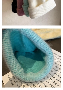 Gros plan sur la texture d'un bonnet en maille duveteuse en plusieurs couleurs
