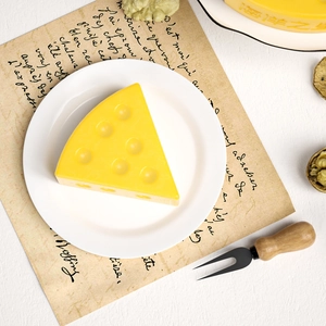 Vista detallada del molde de silicona en forma de queso sobre un plato de porcelana blanca