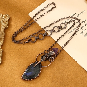 Collier en bronze vintage avec pendentif crâne de corbeau en labradorite et améthyste de luxe