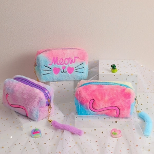 Simpatico astuccio in peluche sfumato con ricamo Meow e dettagli in paillettes