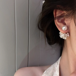 Boucles d'oreilles perles élégantes avec fleurs en zircon, tiges argent et touches dorées