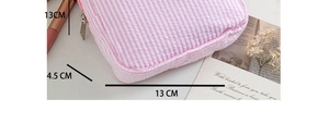 Vue détaillée de la pochette en seersucker rayé avec zip argenté et taille 13x13x4,5cm