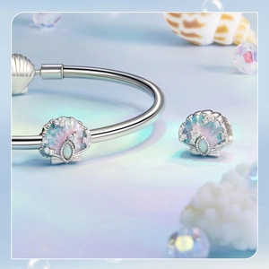 Bracelet en argent S925 avec pendentifs coquillage et détails en opale dégradée