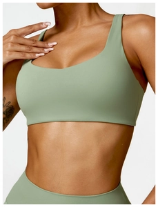 Détail du soutien-gorge de yoga vert sauge résistant aux chocs avec bretelles larges